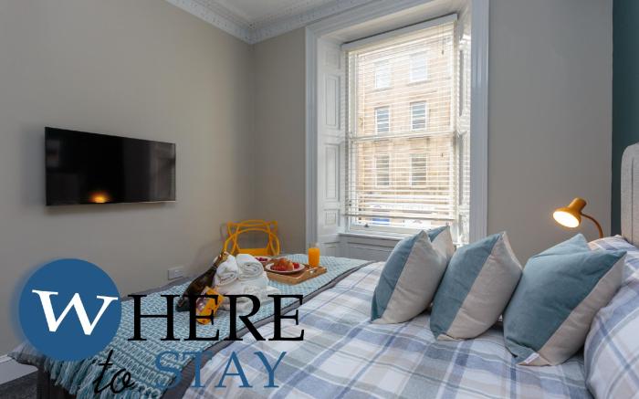 Stylish 2bed apartment underneath Edinburgh castle