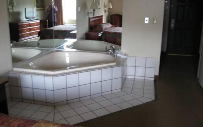 Econo Lodge Inn & Suites