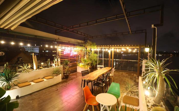 Full moon Terrace