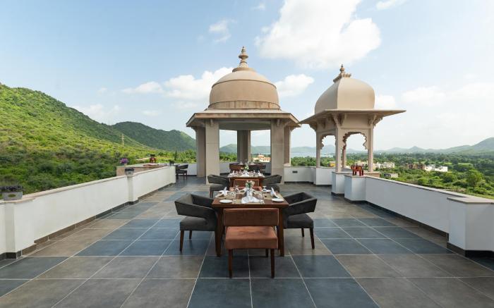 Traavista Aravali Mahal - Luxury Lake View Heritage Resort