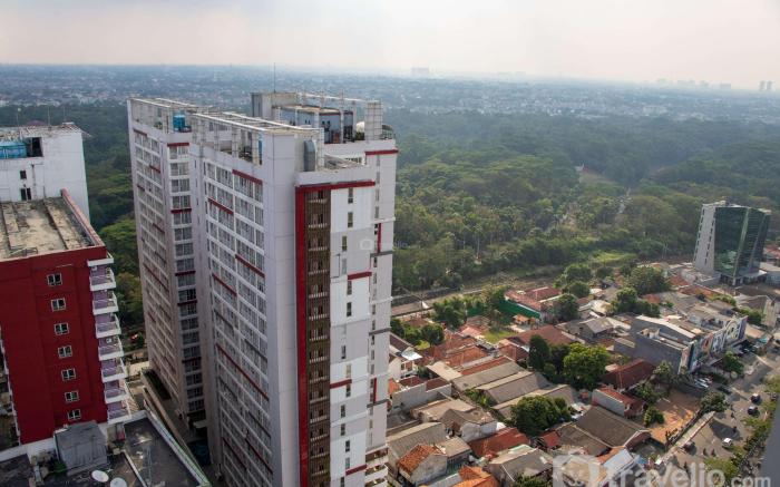 Modern and Classic 1BR at Evenciio Apt By Travelio