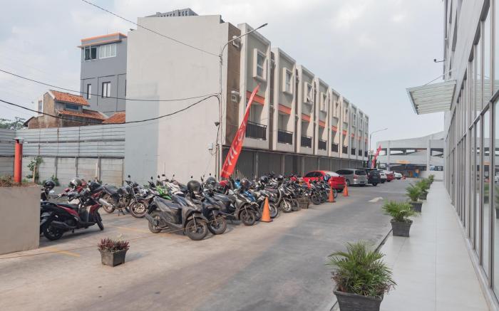 RedLiving Apartemen Mekarwangi Square - M Express