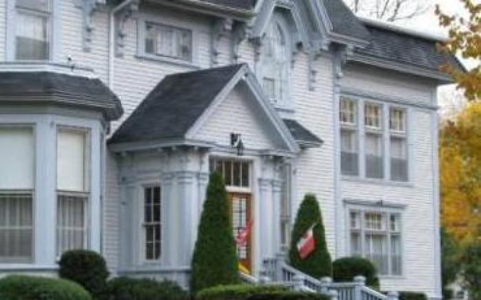 Shadow Lawn Inn