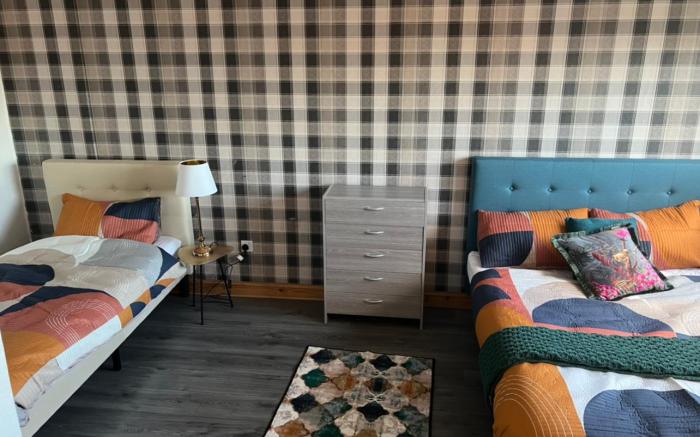 Cheerful 5-bedroom home with free parking on site