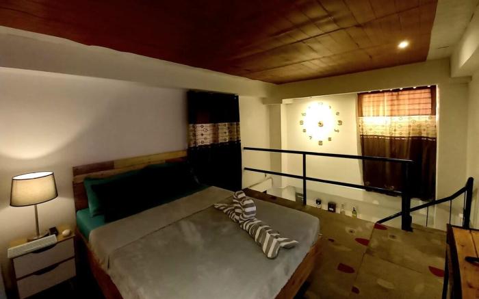 Adorable Lounge - 1  Bedroom loft  w/ home cinema