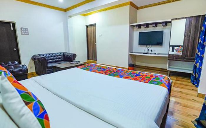 FabExpress Lloyds Inn - Nr. Valluvar Kottam Monument & Korea Embassy