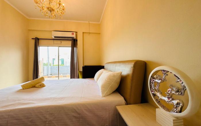 Kuching Fata Hotel Family Room with Balcony 