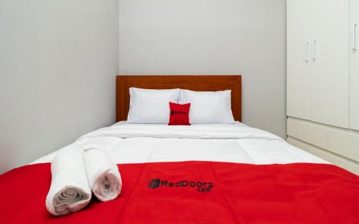 RedDoorz near RS Sari Asih Cipondoh