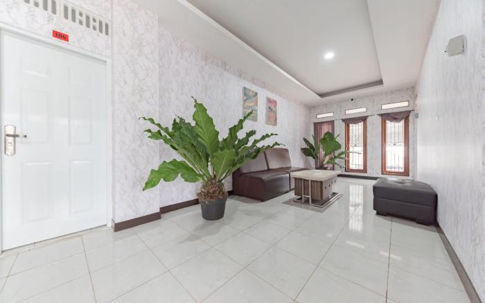 RedDoorz Syariah Plus near Tugu Bubur Ayam Cianjur