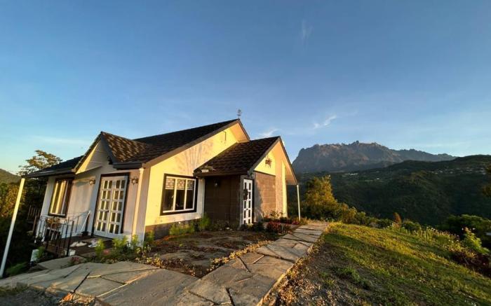 Hounon White Chimney Cottage Mt Kinabalu view
