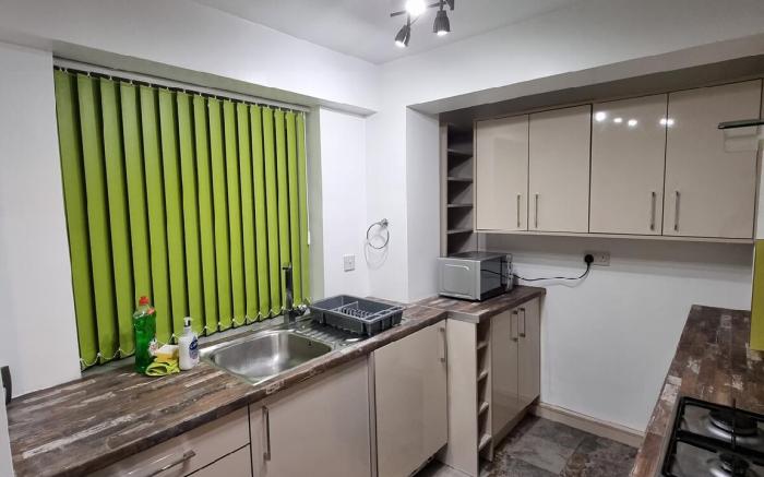 Cosy 3 bed Apt/contractors/families/free parking