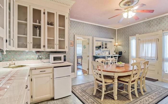 Four Winds Victorian Venue & Suites LLC