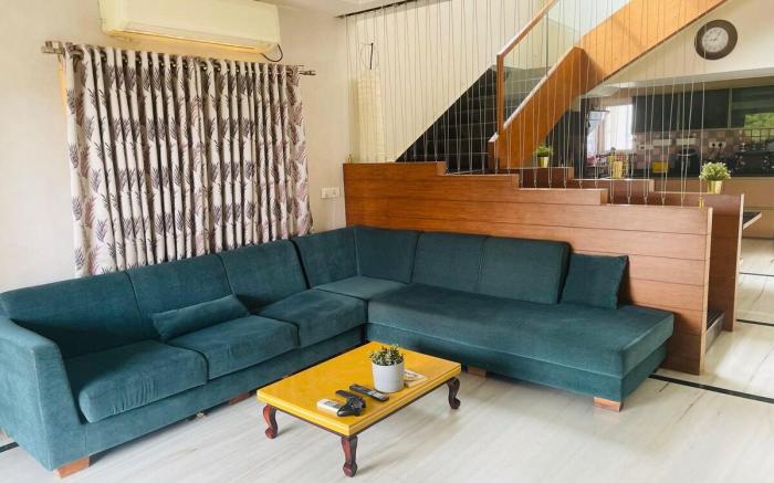 Luxury Duplex - Rooftop Lawn, Hill View, Fire Camp