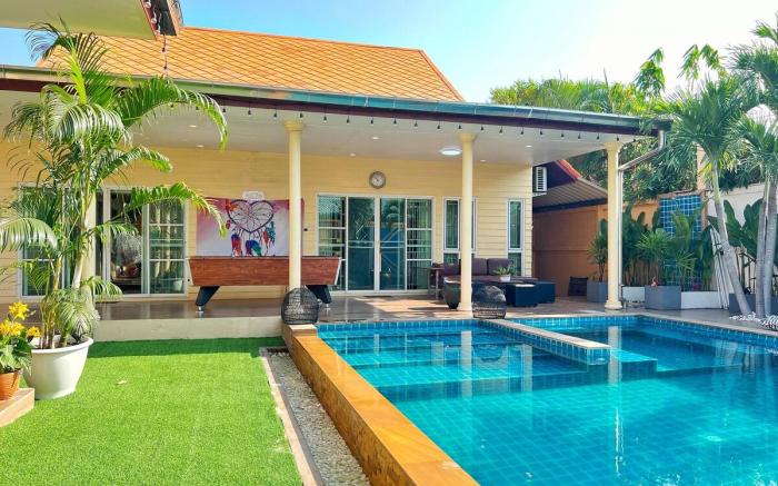 Spacious 4 BR Villa, Jacuzzi, Pet Friendly Pattaya