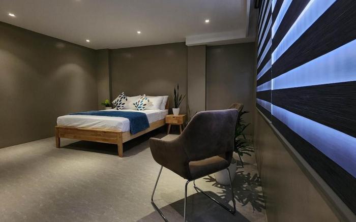 Spacious 5 BR townhouse, luxe, clean, modern