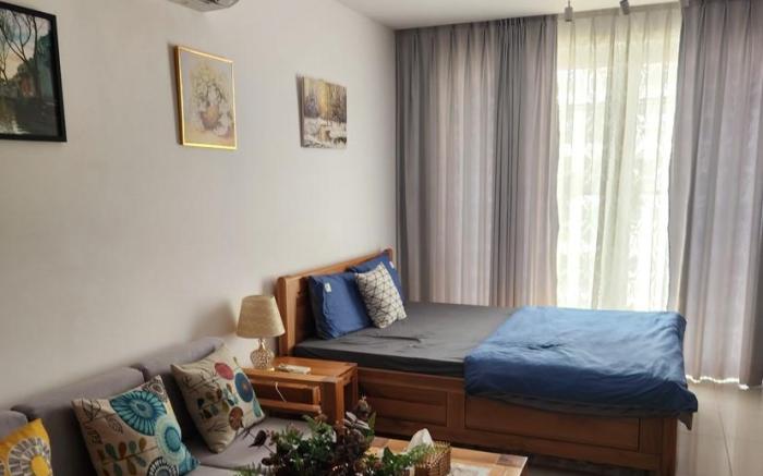 Tien's apartment near the local food market 