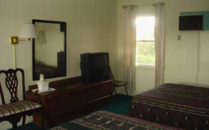Thruway Holiday Motel