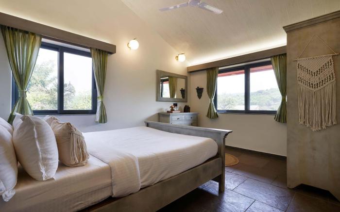 StayVista's Amoda Villa - Near Venna Lake, Amidst Farmland with Jacuzzi and Indoor Activities