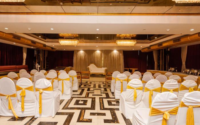 Hotel Aura - Near Malad Link Road