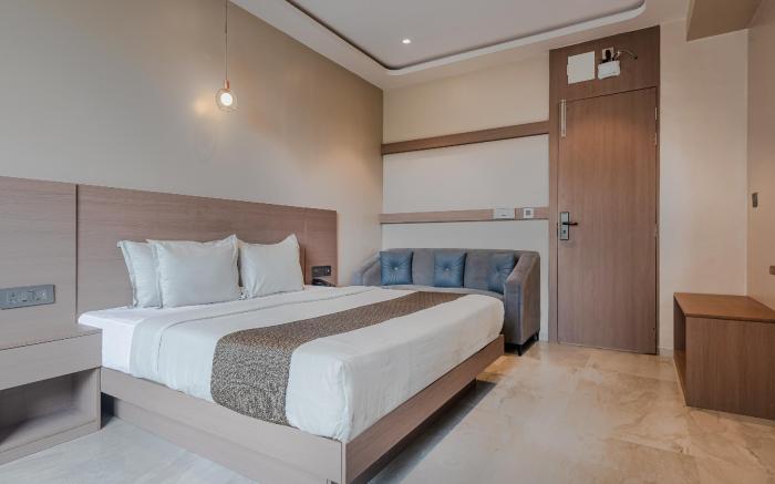 Hotel Aura - Near Malad Link Road