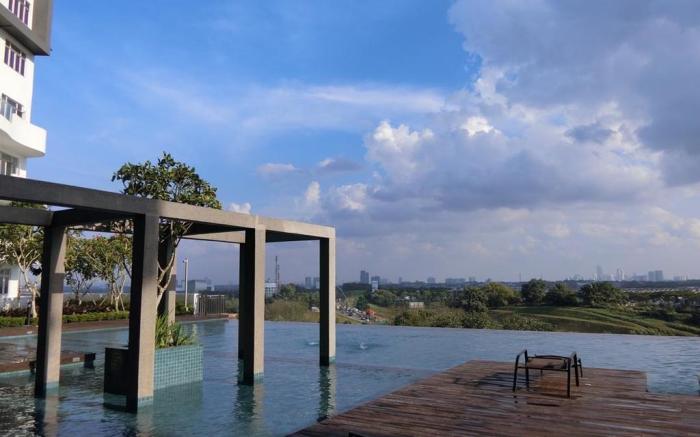 Art Phoenix Lair InfinityPool House, Family Gather