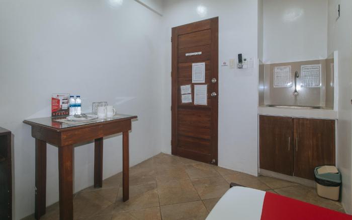 RedDoorz @ Davids Travellers Inn Cavite