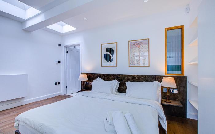 Bright and Airy 1BR Unit near Queen's Park