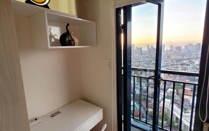 Panoramic View w/ Balcony Near Airport & Sky Way 2