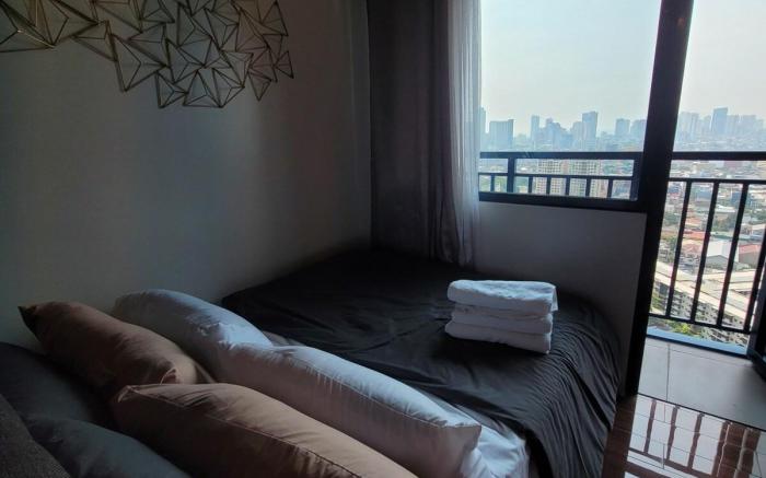 Panoramic View w/ Balcony Near Airport & Sky Way 4