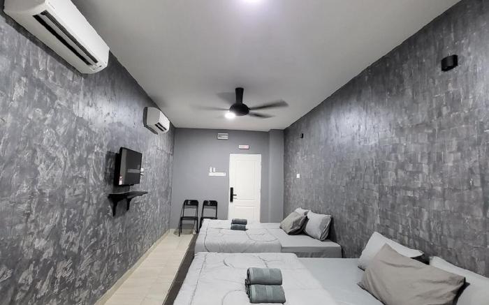 Fella Studio Bandar Baru Uda Two King Beds 6