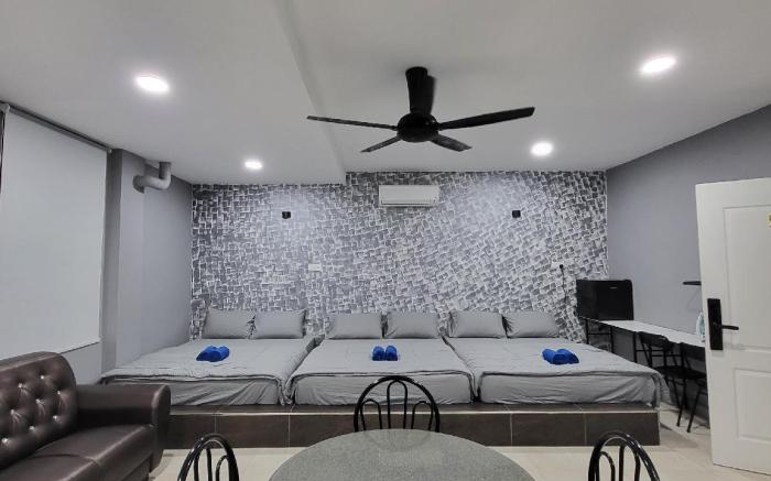 Fella Studio Bandar Baru Uda Three Queen Beds 9