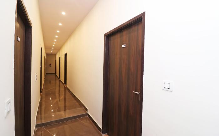Super OYO 810741 Hotel Adb