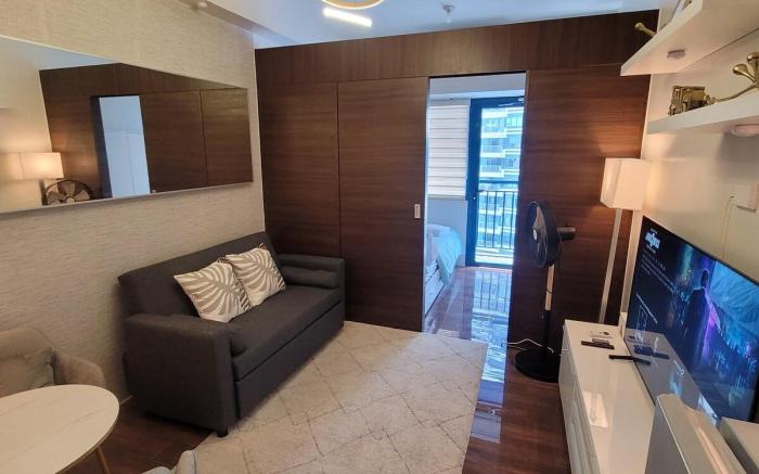Modern 1br Condo w/ Balcony near Airport & Sky Way
