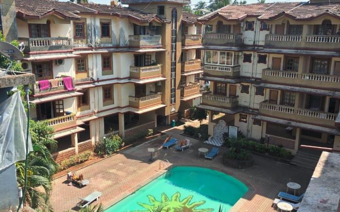 RoomzAway 5206 Poolside Stay with Kitchen & WiFi