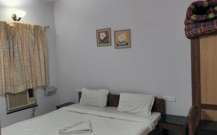 RoomzAway 5206 Poolside Stay with Kitchen & WiFi