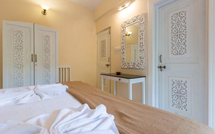 RoomzAway 3802 Senior Friendly Pool Wifi & Kitchen