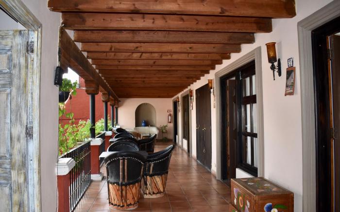 HOTEL ANA CATALINA & SUITES