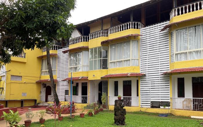 Salotel- near Mae De Deus Church