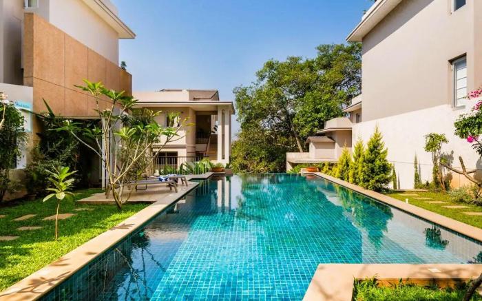 Hibiscus Oasis by Da Alohas