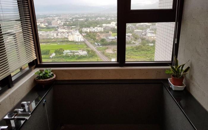 Self check-in, enjoy the hot spring and view here