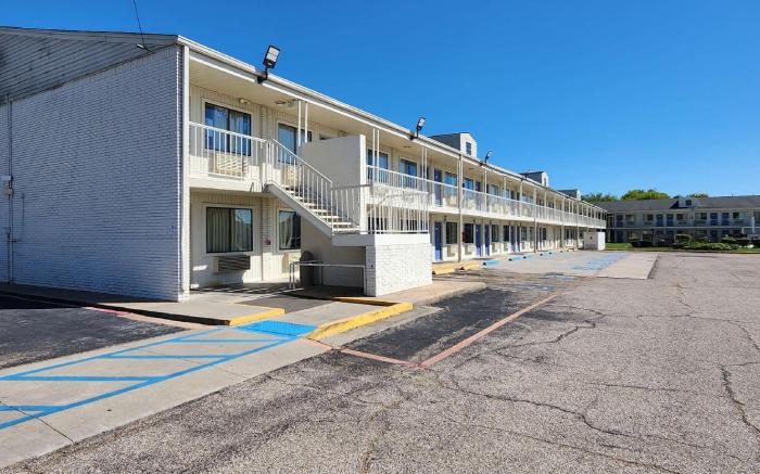 Studio 6 Webster, TX  Houston - NASA Lake