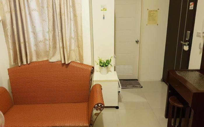A cozy apartment with an elevator