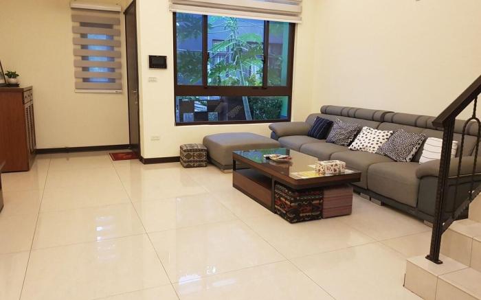 One to Four people to rent a place with kitchen