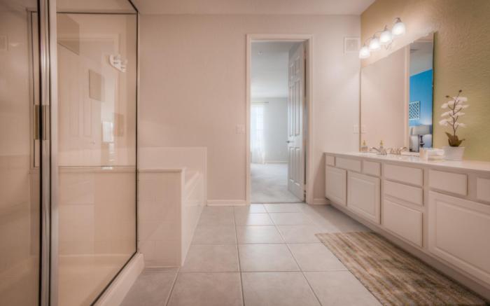 Beautiful LAKEVIEW Deluxe Condo! Near Theme Parks!