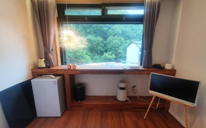 Sokcho Floating Whale Seorak Dojeok Waterfall Stay