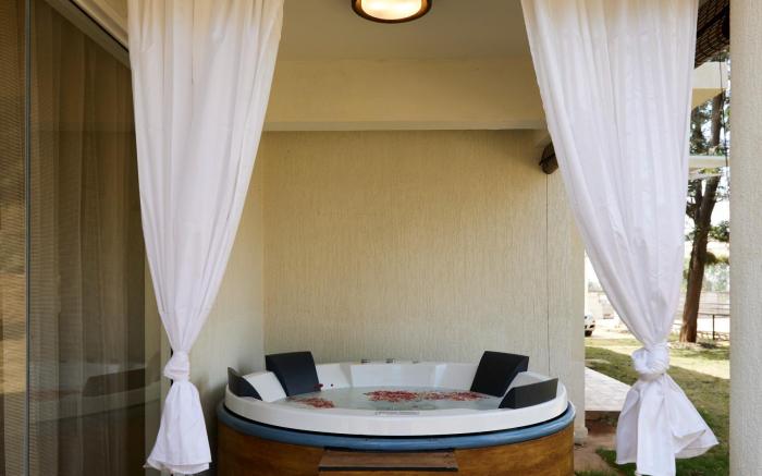 Royal County Villa by StayJade|Jacuzzi|BBQ|Lawn|AC