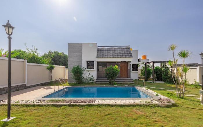 JhilMil Pool Villa by StayJade| 2BHK| Lawn