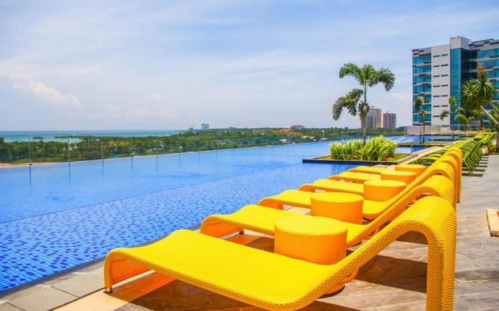 Mactan Newtown Spacious Condo w/ Pool near Airport