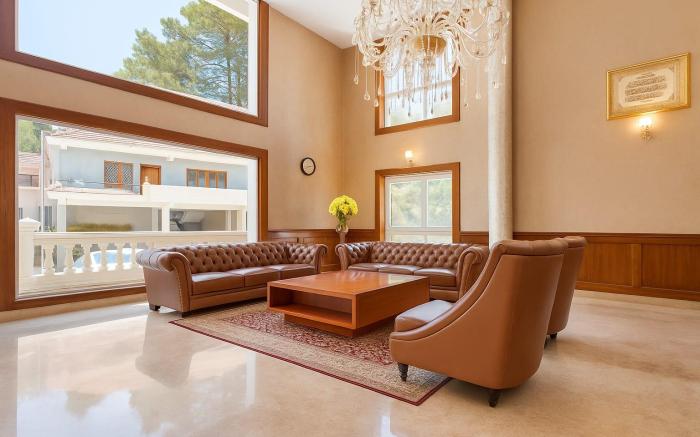 The Majestic Crown Hotel