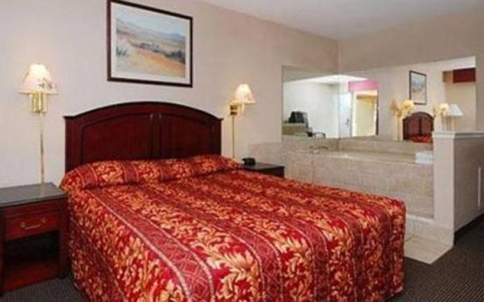 R Nite Star Inn and Suites -Home of the Cowboys & Rangers